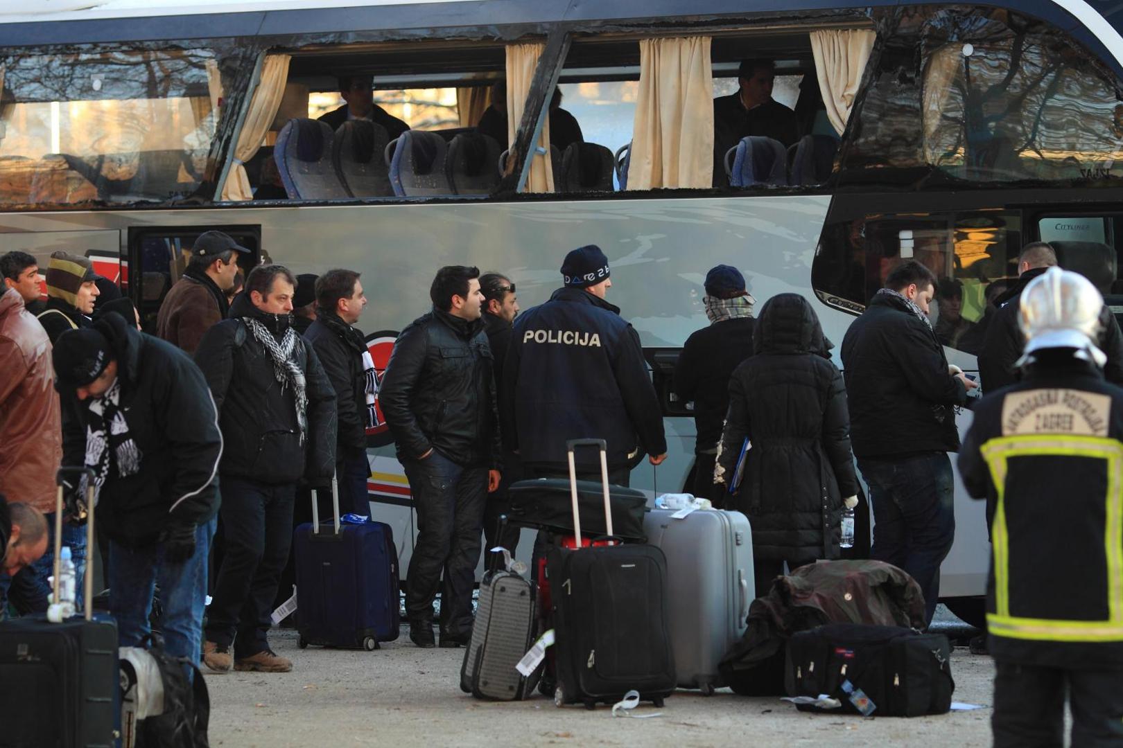 14.12.2010., Novi Zagreb, Zagreb - Autobus u kojem su bili navijaci Paoka na krizanju Savezne Republike Njemacke i Avenije Dubrovnik napali su huligani. Grupa BBB-a razbila je pozor na autobusu i bacila u njega baklju. Autobus se zapalio. Policija koja je pratila autobus, razbila je prozor i pomogla navijacima da izadju, a pozar su ugasili vatrogasci koji su na teren izasli s dva vozila. Nekoliko ozlijedjenih navijaca prebaceno je u bolnice, u Kliniku za traumatologiju i KB Sestara Milosrdnica. Photo: Zeljko Lukunic/PIXSELL