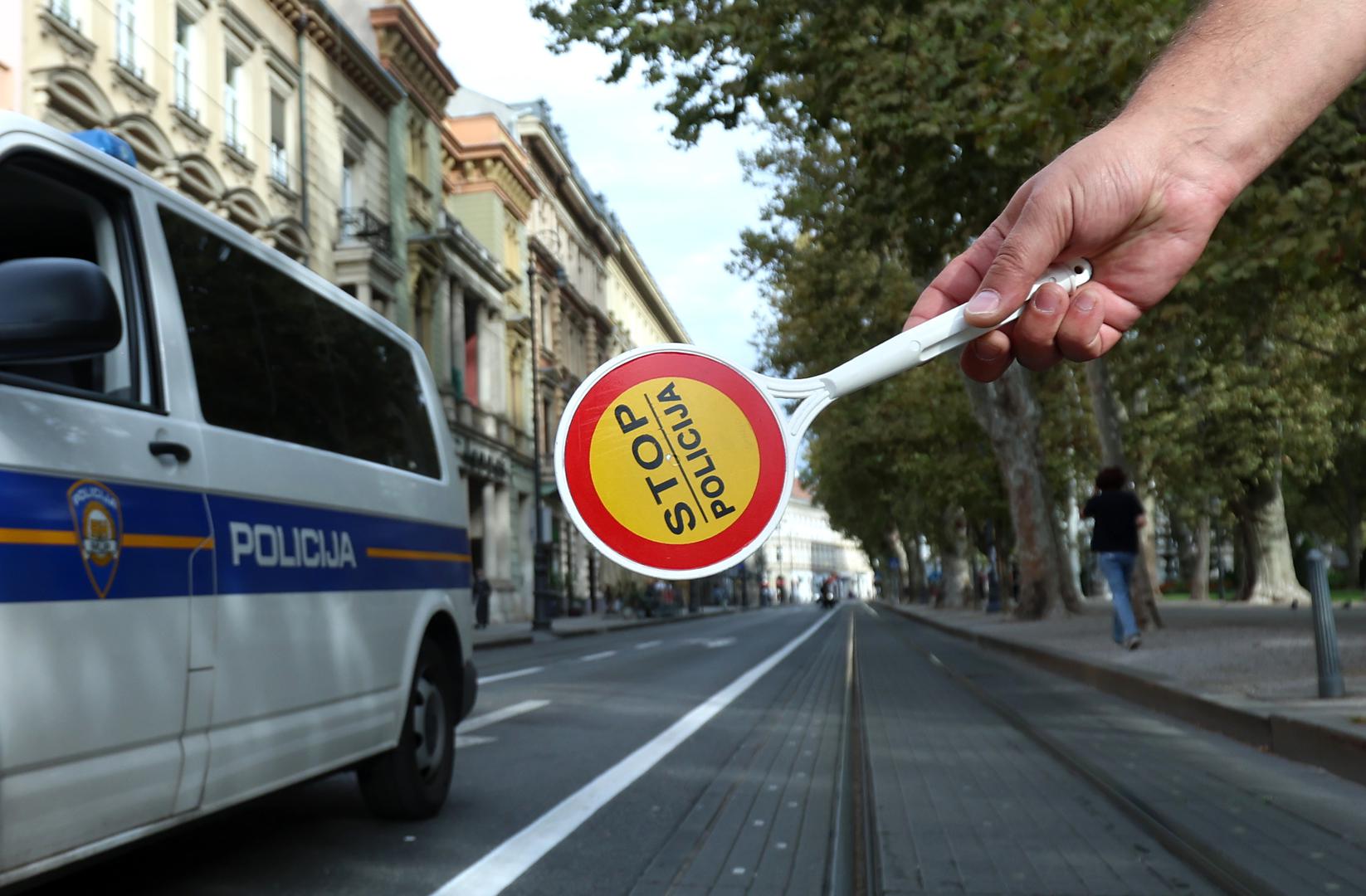 Ako ste uputu policajca ignorirali po drugi put, također ćete bez vozačke dozvole ostati na najmanje šest mjeseci, odnosno na najmanje 12 mjeseci, ako ste taj prekršaj počinili više puta.