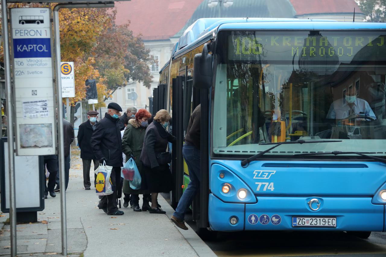 Građani od ranog jutra kreću prema zagrebačkim grobljima