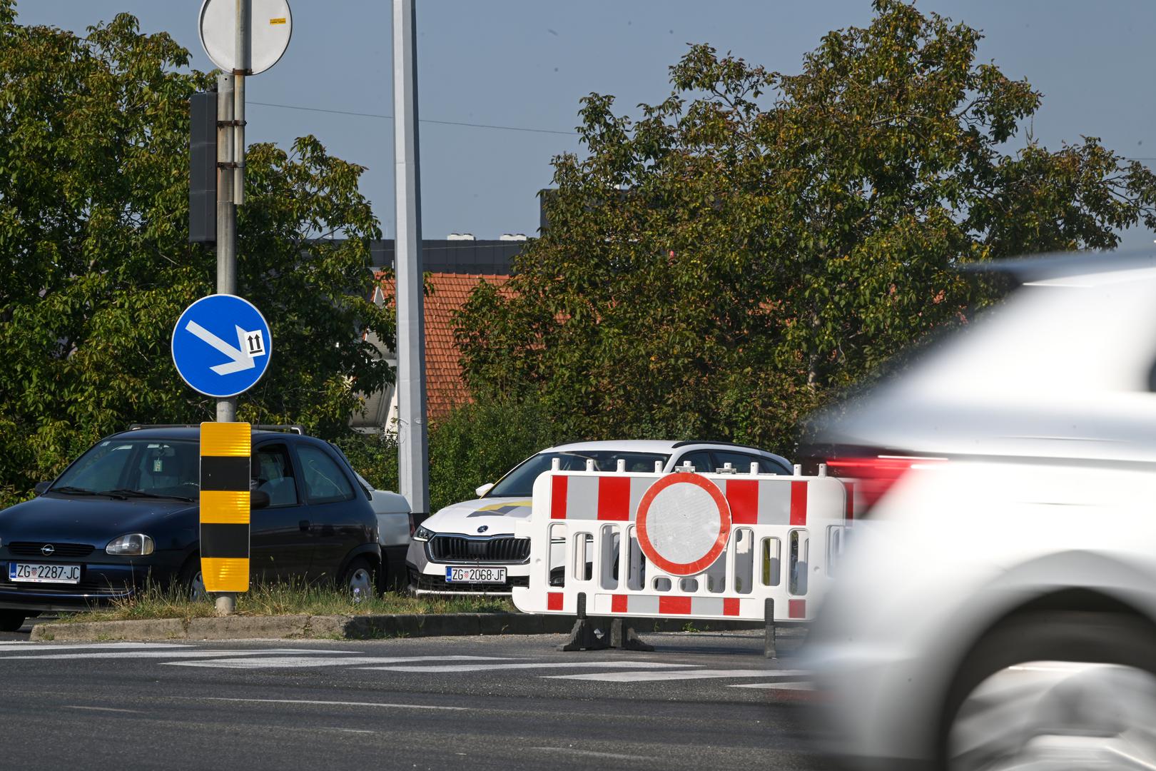 Radovi obuhvaćaju zamjenu dva sloja asfalta - nosivog i habajućeg kao i zamjenu dotrajalih poklopaca komunalne infrastrukture, škrinjica i slivničkih rešetki. 