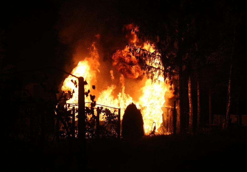 Nedaleko Lekenika vatrogasci se bore s vatrom koja je zahvatila vikendicu