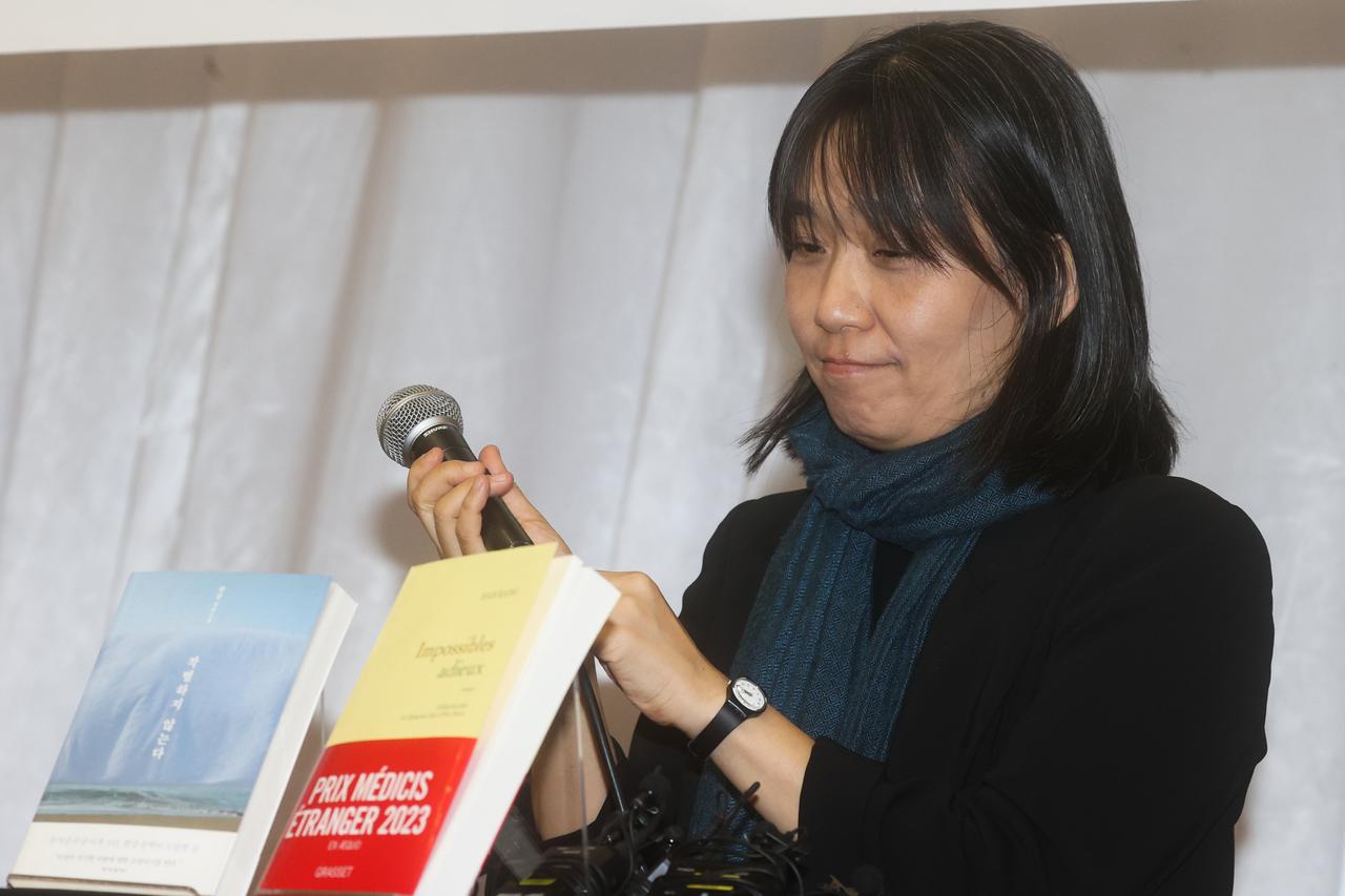 Writer Han Kang meets press