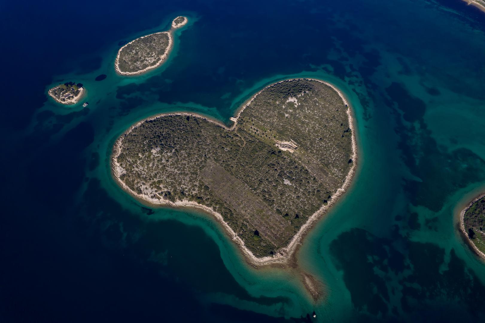 31.01.2023., Otocic Galesnjak, mnogima je znan i kao Otok zaljubljenih. Zbog svog specificnog oblika srca postao je prepoznatljiv otocic nase obale diljem svijeta. Rijec je  nenaseljenom otocicu smjestenom u Pasmanskom kanalu, a moguce ga je posjetiti barkom ili brodom. Photo: Dino Stanin/PIXSELL