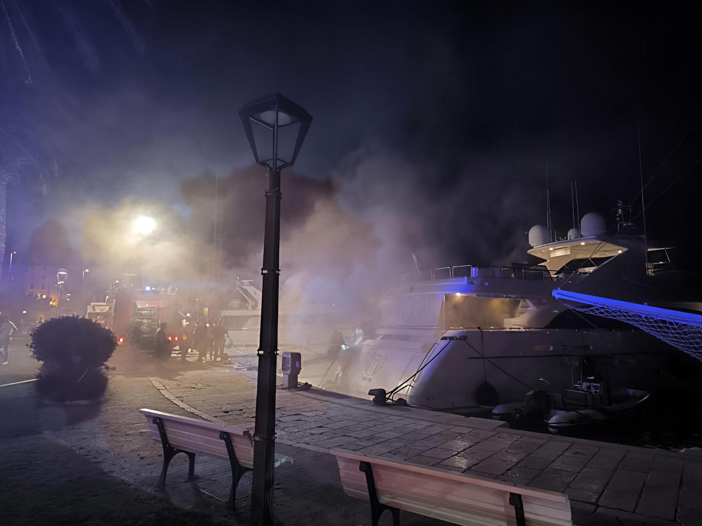 Noćas je u gradskoj luci u Makarskoj izgorjela jahta