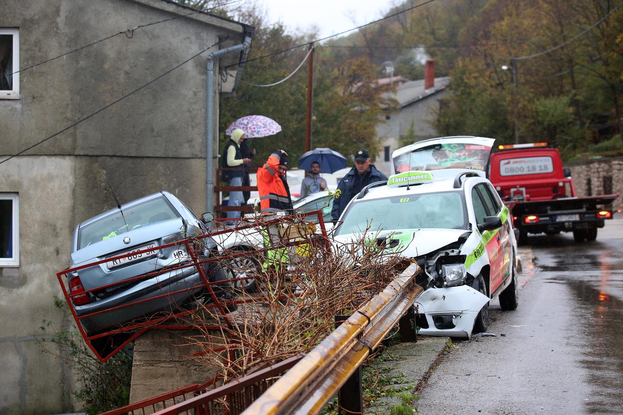 Vozač Taxi Cammea udario parkirano vozilo koje je završilo na zaštitnoj ogradi