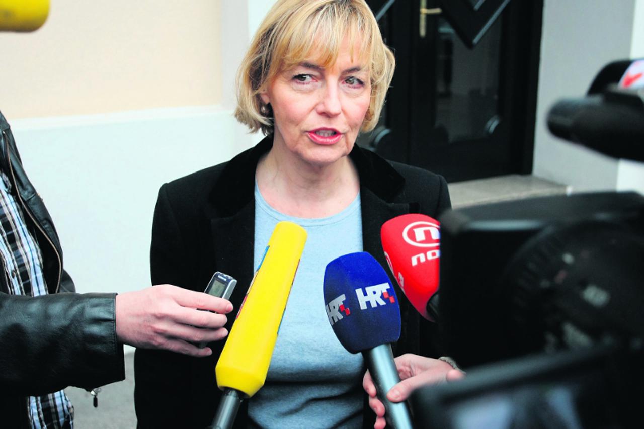 '05.12.2011.Zagreb -  Trg zrtava fasizma, sredisnjca Hdz-a. Dan nakon izbora, Hdz je okupio predsjednisvo stranke. Vesna Pusic prosetala ispred Hdz-a.Photo: Marko Prpic/PIXSELL'