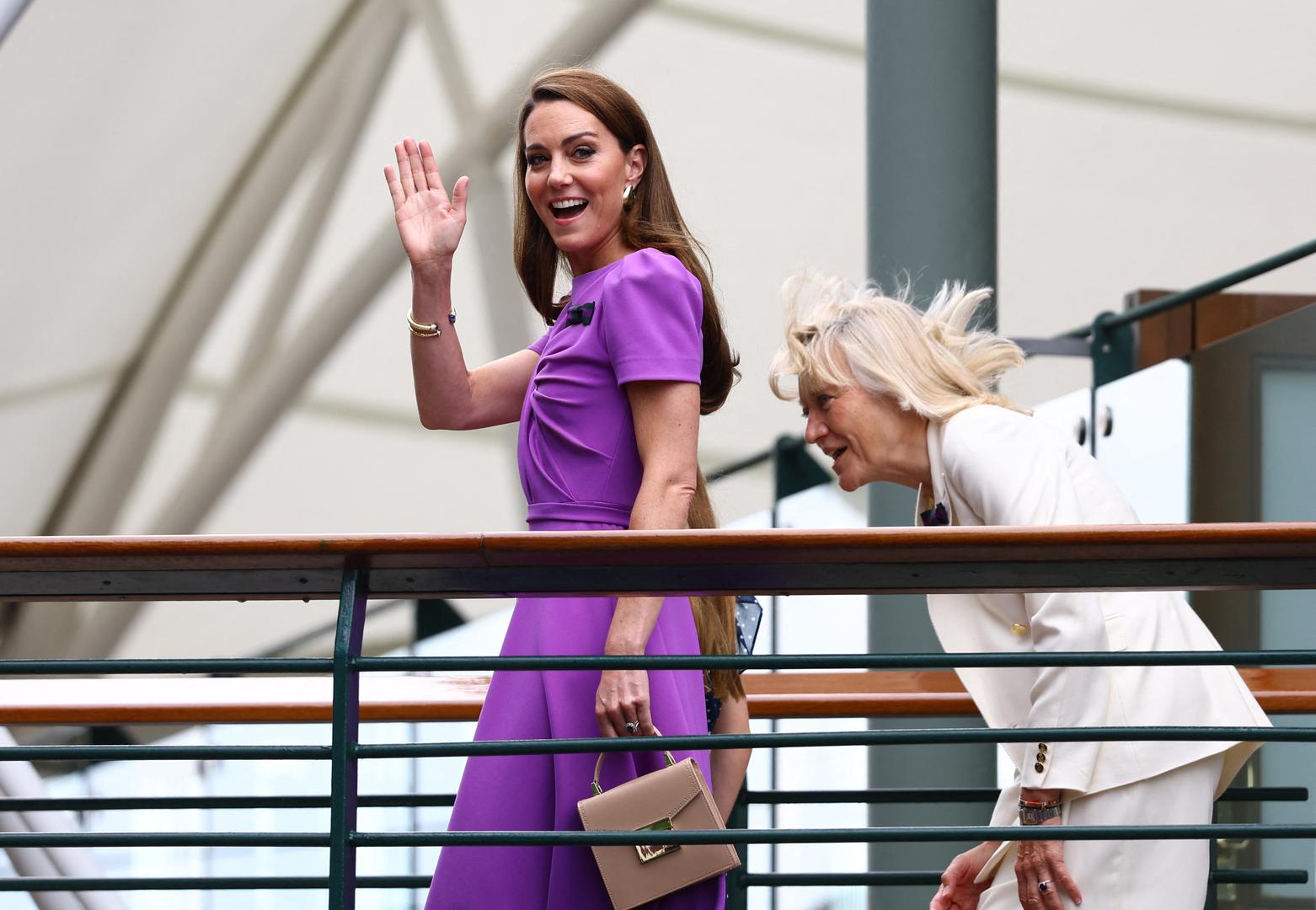 Kate prošli mjesec Trooping the Colour, a sada je u društvu kćeri Charlotte i sestre Pippe Middleton došla gledati finale ovog teniskog turnira koji inače ne propušta i otprije je vrlo angažirana u Teniskom savezu i redovita je posjetiteljica Wimbledona. 