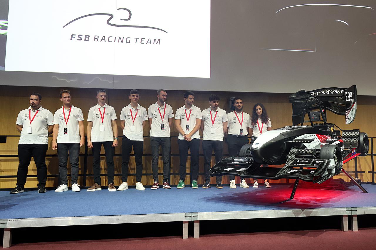 Zagreb: Predstavljanje novog električnog bolida studentske udruge FSB Racing Team
