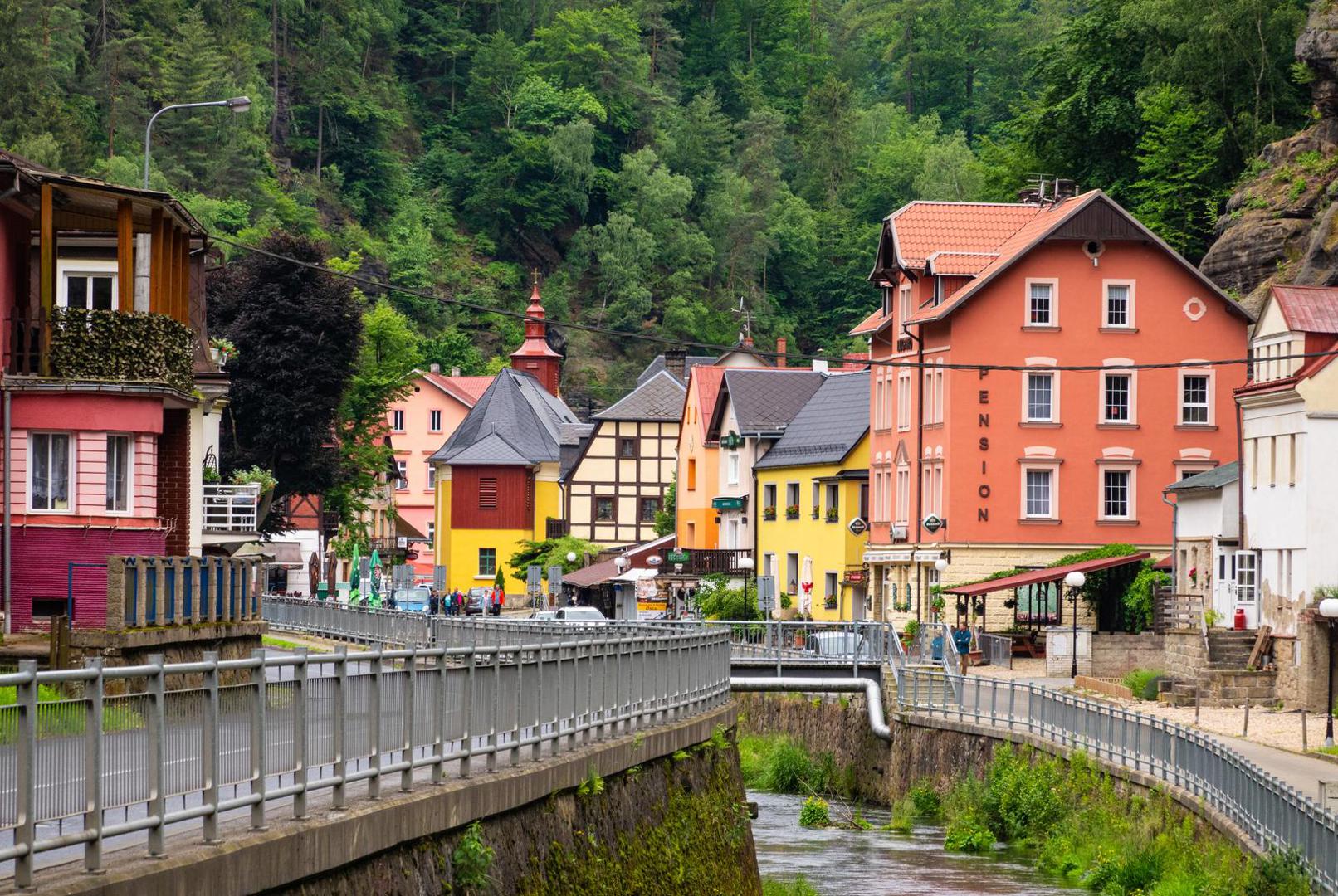 4. Nacionalni park Bohemian Switzerland, Češka: Nedaleko od Praga nalazi se nacionalni park Bohemia Switzerland. Ovaj park je zadivljujuće i odlično mjesto za planinarenje i istraživanje fantastičnog Edmunda Gorgea. Nekoliko razloga zašto je ovo odredište tako dobro za jesen jest to što možete planinariti na hladnijim i ugodnijim temperaturama, a također vidjeti prekrasne boje koje će se pojaviti.