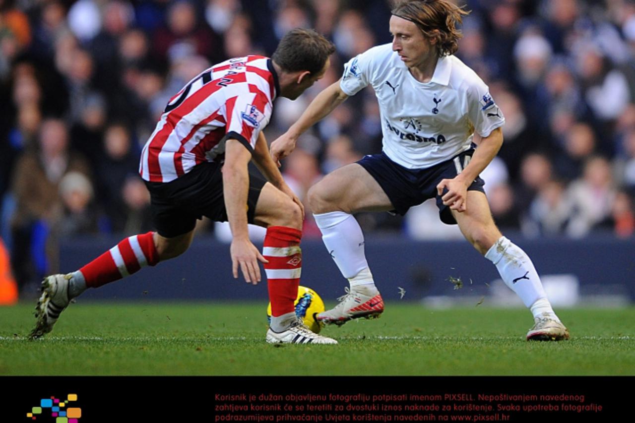 'Tottenham Hotspur\'s Luka Modric (right) and Sunderland\'s David Vaughan Photo: Press Association/Pixsell'