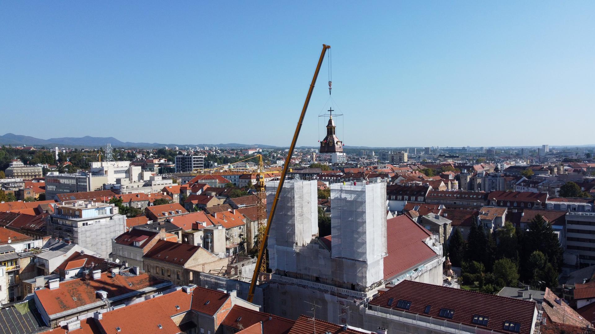 Nakon višegodišnje temeljite obnove narodnog svetišta Presvetog Srca Isusova, došlo je vrijeme da se podignu obnovljene kupole na tornjeve bazilike u srcu Zagreba. 