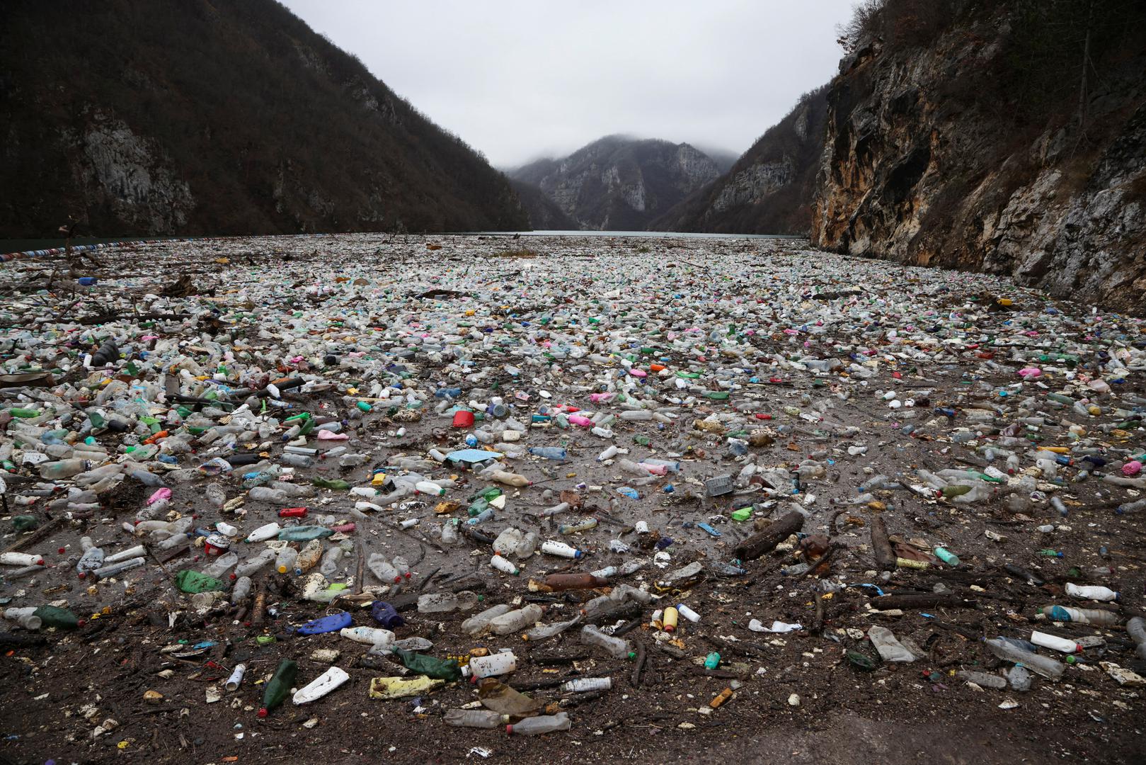 Rijeka Drina teče kroz Crnu Goru, Srbiju i Bosnu, ali većina smeća se nakupila u njenom bosanskom toku nakon što je višegradska hidroelektrana prije 20-ak godina počela ograđivati plutajuće smeće kako ne bi zatrpalo njihovu branu.