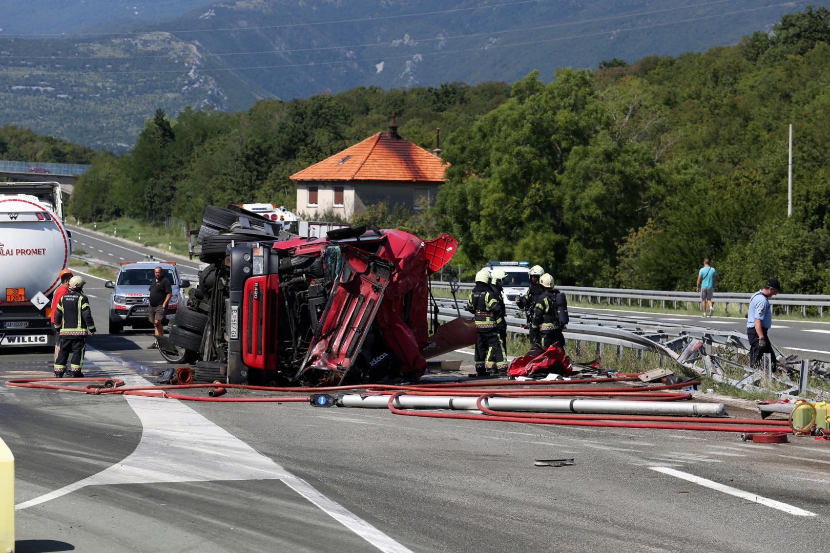 24.08.2020., Rijeka - Kamion cisterna prevrnula se na autocesti Rijeka - Zagreb kod benzinske crpke na Cavlima.
Photo: Goran Kovacic/PIXSELL