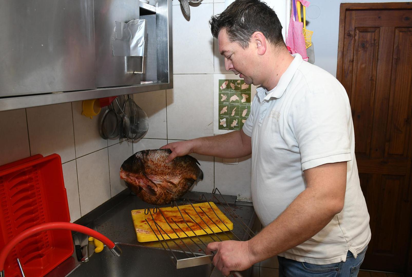 18.12.2023., Cigoc - U restoranu Turistickog imanja "Tradicije Cigoc", vlasnika Mladena Barica, pripremaju se tradicionalna posavska blagdanska jela. Photo: Nikola Cutuk/PIXSELL