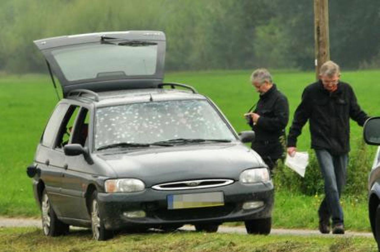 policja oko automobila u kojem je eksplodirala bomba