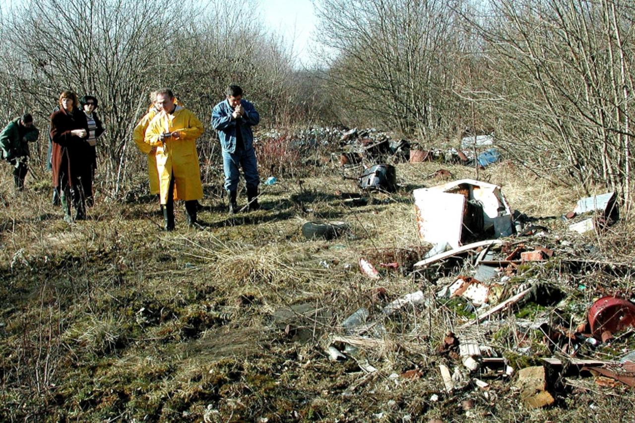 'za kar 20.03.2003. karlovac deponij na lemic brdu otpad na svakom koraku snimio danko fajt,tekst franicc'