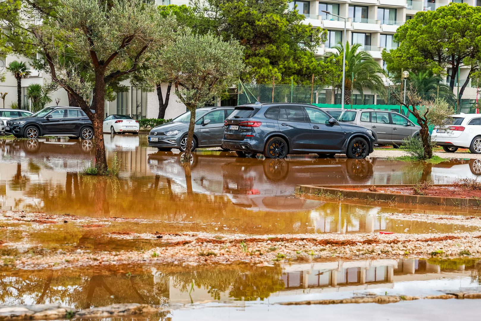 12.09.2024., Umag - 
Nakon jakog juga i kise potopljeni su neki dijelovi Umaga a poslje je jak vijetar izmamio znatizeljne turiste i surfere na more Photo: Srecko Niketic/PIXSELL