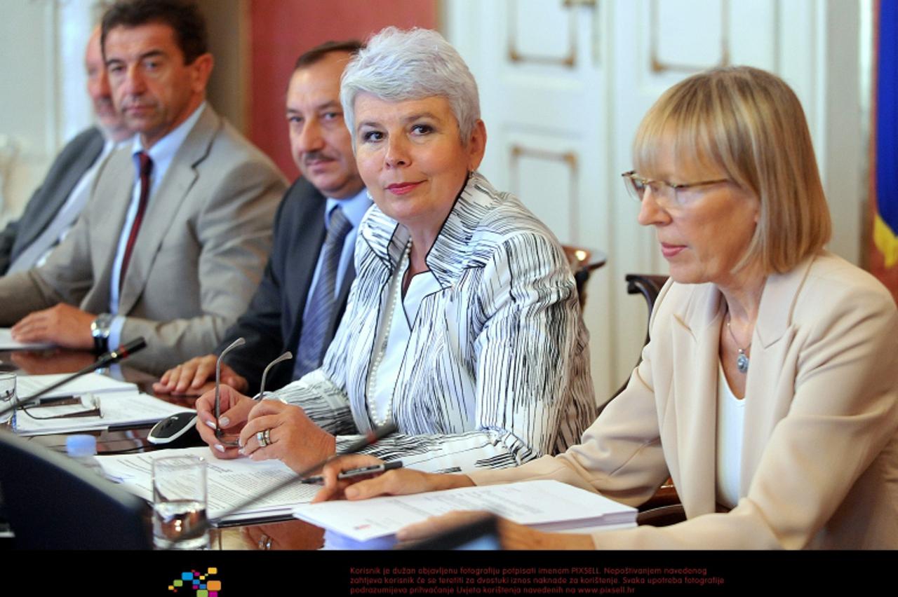 '25.08.2011., Vlada RH, Markov trg, Zagreb - 146. sjednica Vlade republike Hrvatske. Predsjednica Vlade RH Jadranka Kosor, potpredsjednik Vlade i ministar zdravstva i socijalne skrbi Darko Milinovic. 