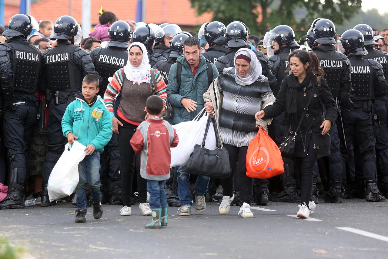 19.09.2015., Harmica - Slovenska policija pocela je pustati izbjeglice u Sloveniju u grupama. Autobusima ih prevoze prema registracijskom centru u Brezicama. Photo: Borna Filic/PIXSELL