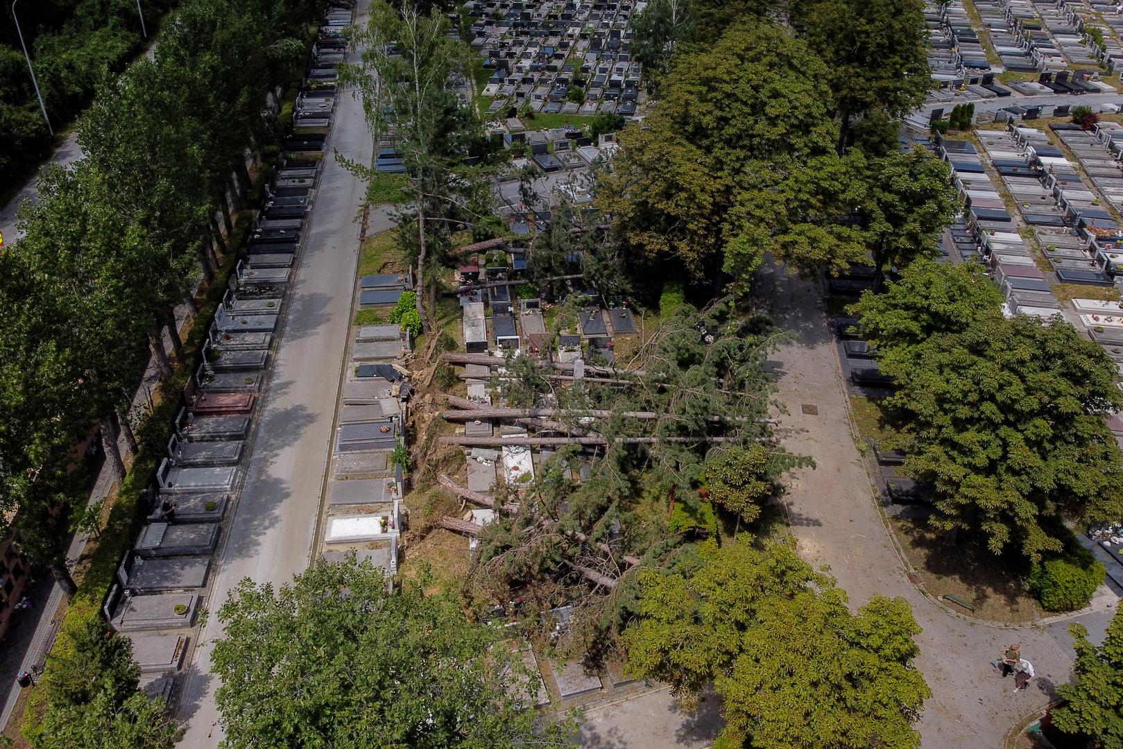 20.07.2023., Zagreb -  Olujno nevrijeme poharalo je i zagrebacko groblje Mirogoj. Jak vjetar rusio je stabla koja su padala na grobove te neke od njih i ostetila. Fotografije iz zraka. Photo: Igor Kralj/PIXSELL