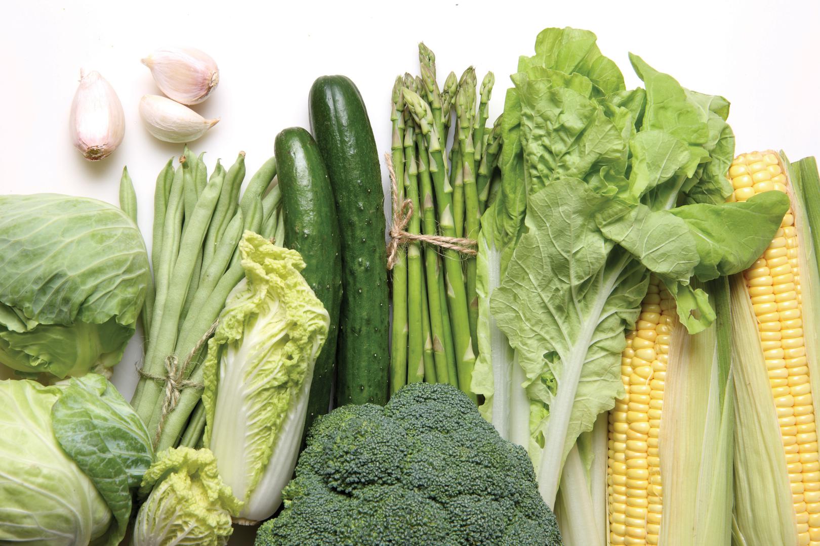 Jedu zeleno povrće - Zdravi ljudi konzumiraju mnogo zelenog lisnatog povrća. Ono sadrži mnogo antioksidansa i vitamina i tijelu potrebnih minerala što itekako jača imunološki sustav. 