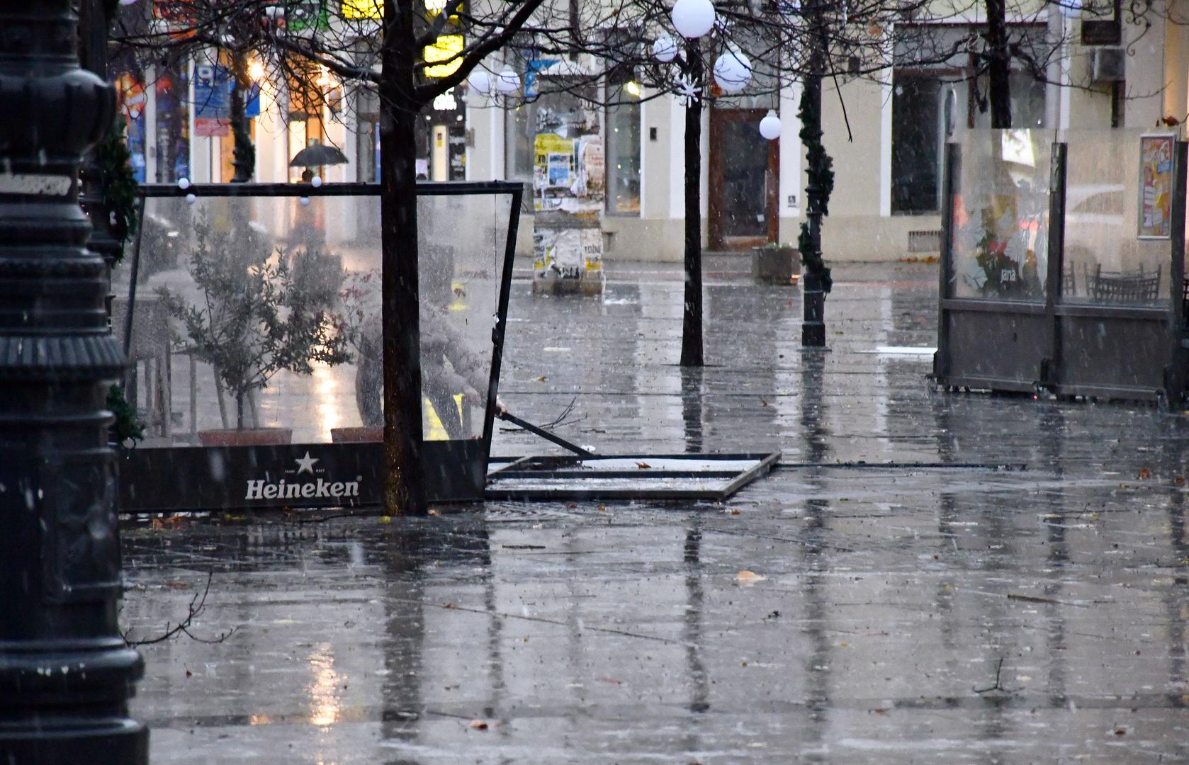 Jak vjetar stvorio je probleme u Slavonskom Brodu gdje je rušio terase i stolice u centru grada. 