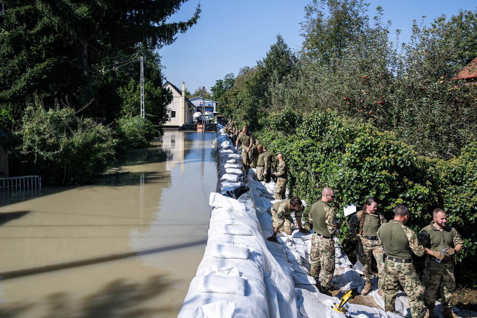 Soldiers carry sandbags to make a dam against the flooded Danube River in Kismaros, Hungary, September 19, 2024. REUTERS/Marton Monus Photo: MARTON MONUS/REUTERS