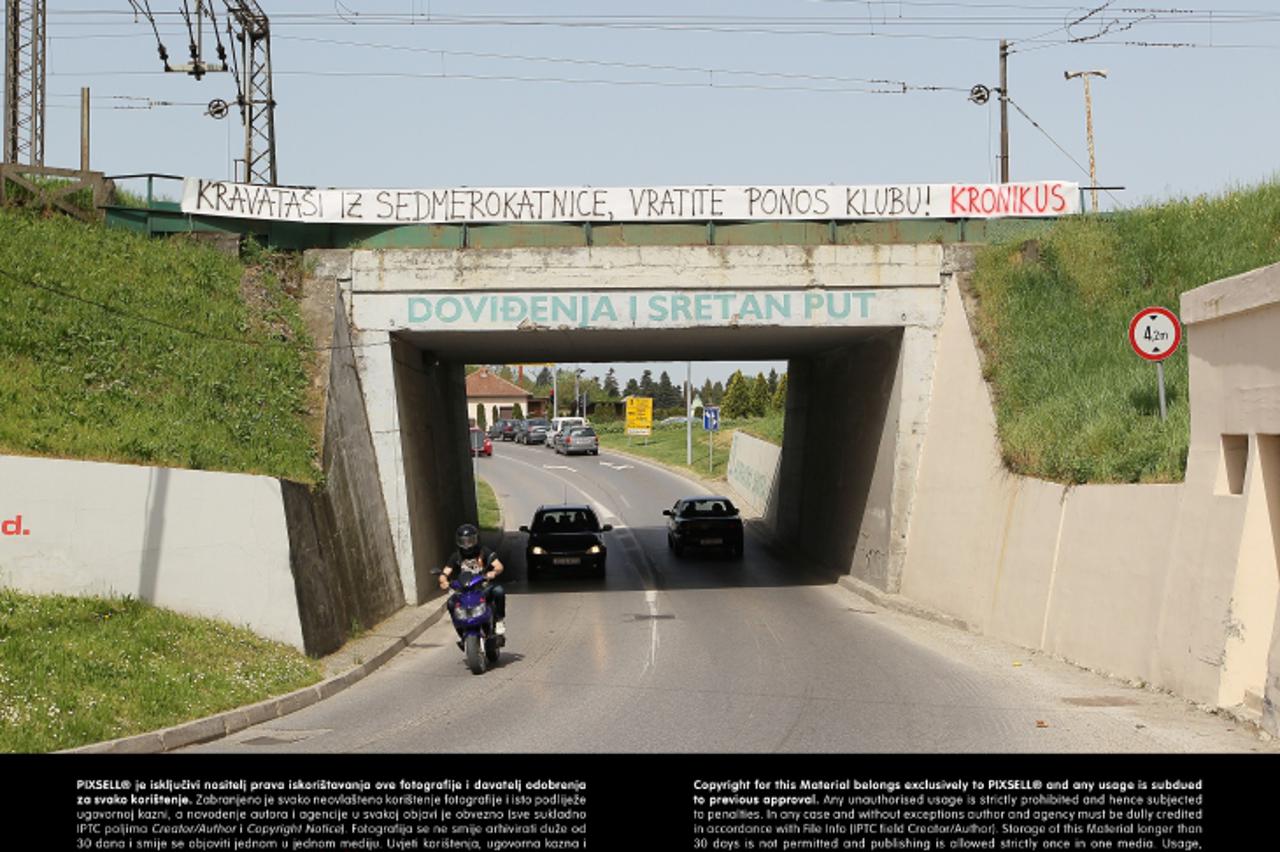 '02.05.2013., Koprivnica - Navijaci RK Podravka Vegete Kronikusi izvjesili su na nekoliko mjesta u gradu transparente kojima prosvjeduju protiv odluke vodstva tvrtke Podravka da gotovo u potpunosti pr