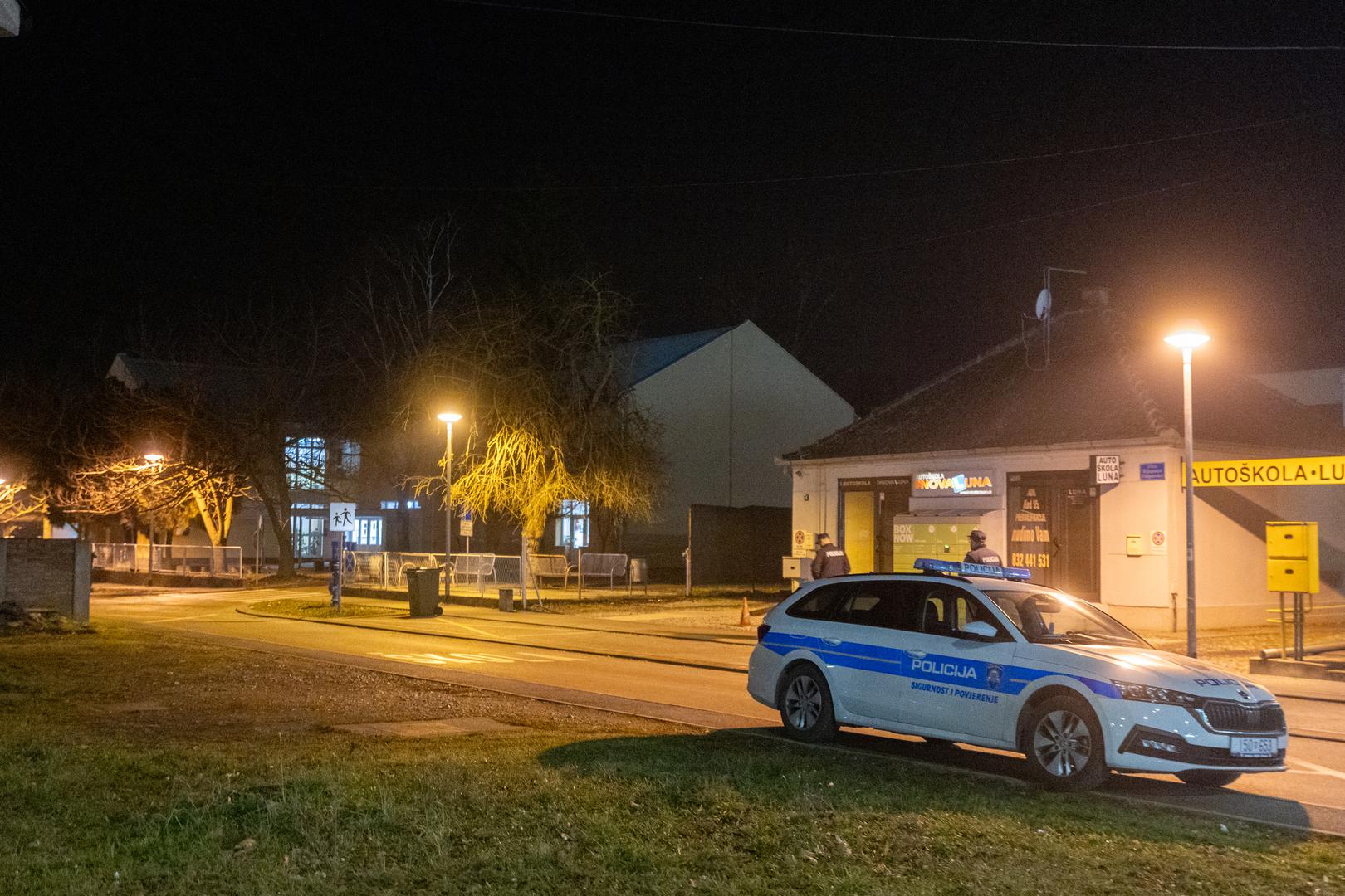 21.01.2024., Vukovar -  Policija je zatvorila ulicu Stjepana Filipovića u kojoj se nalazi Ekonomska skola, ispred koje je dojavljeno da se nalazio eksplozivni uredaj, policijski ocevid je u tijeku Photo: Borna Jaksic/PIXSELL