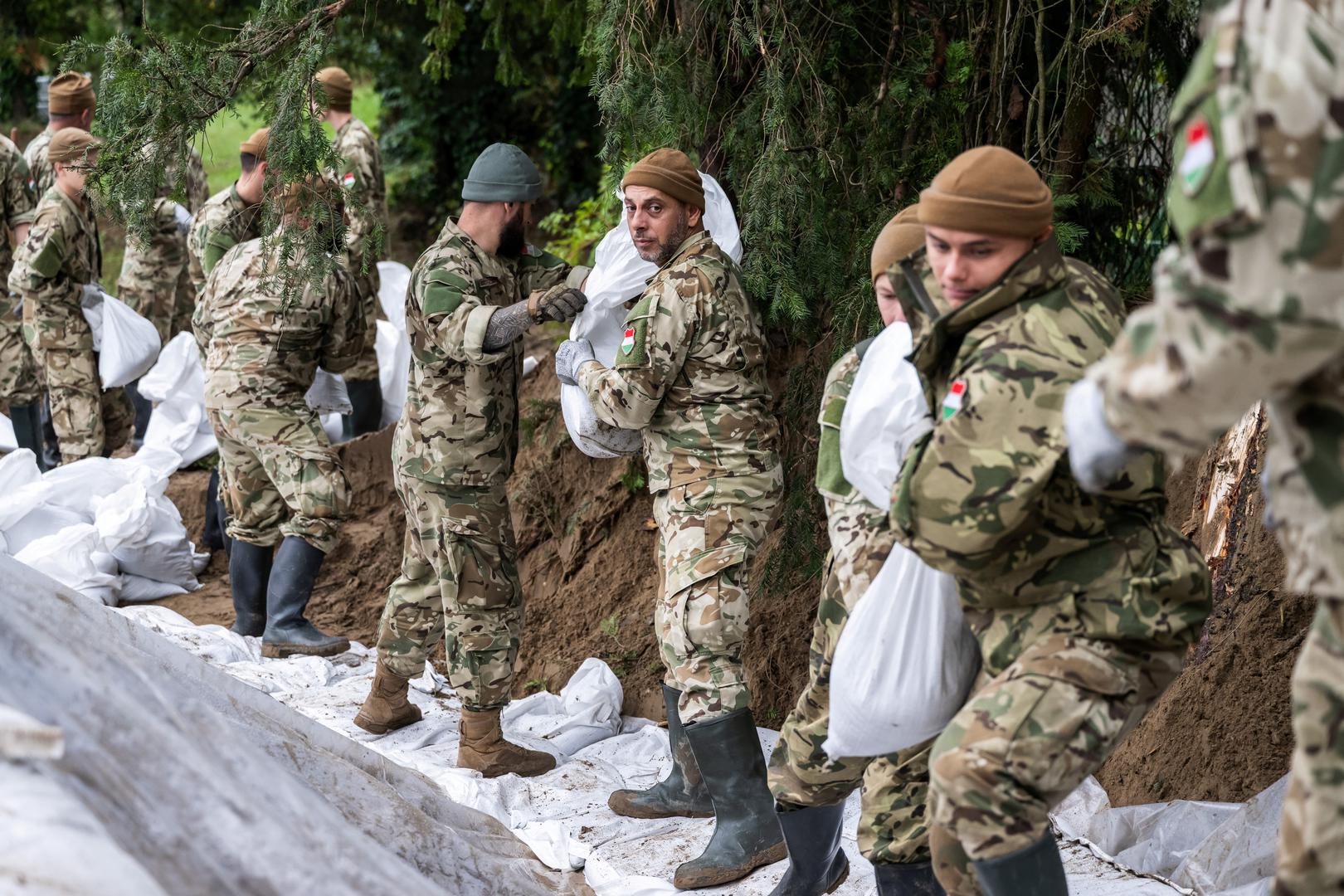 Soldiers carry sandbags to strengthen the dam along the river Danube in Pilismarot, Hungary, September 16, 2024. REUTERS/Marton Monus Photo: MARTON MONUS/REUTERS