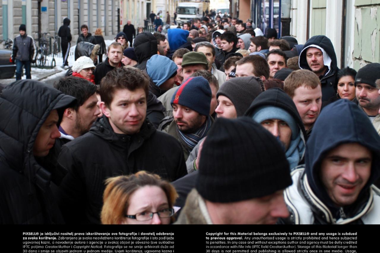 '21.02.2013., Kukuljeviceva ulica, Varazdin - Nekoliko stotina gradjana, ispred Tisak Medija Centra, u redu ceka da bi kupili karte za utakmicu Hrvatska - Srbija. Prvi navijaci stigli su jucer iz Medj