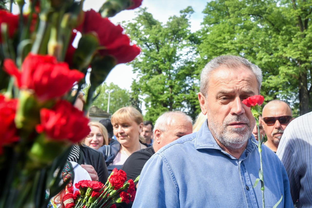 Gradonačelnik nakon podjele karanfila u Maksimiru primo se lonca i dijelio grah