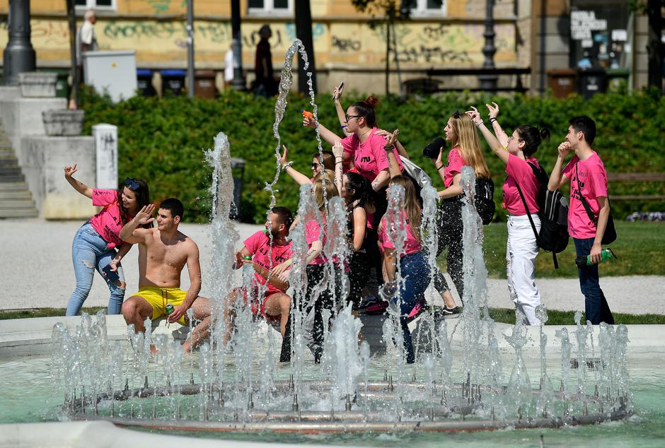 Zagreb: Maturanti od ranog jutra slave na ulicama grada i u fontanama