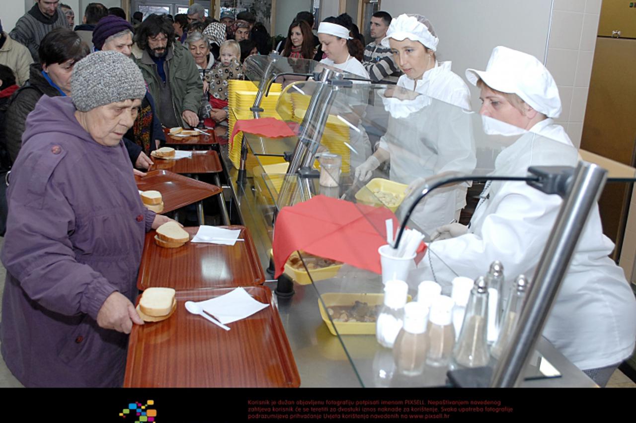 '19.12.2012., Sisak - U prostorima Caritasove pucke kuhinje sisacki biskup Vlado Kosic obisao je korisnike ove ustanove na tradicionalnom bozicnom rucku.  Photo: Nikola Cutuk/PIXSELL'