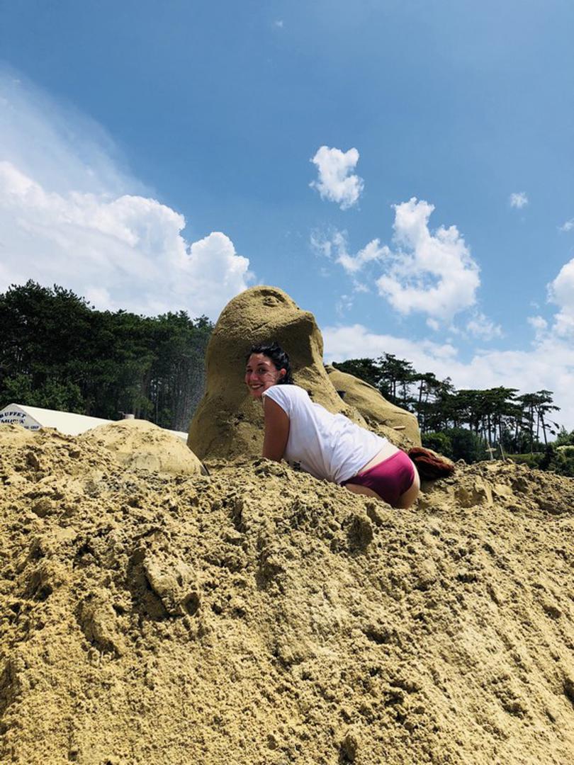 Dodatnu draž daje izbor najboljih skulptura i fotografija u kojem sudjeluju umjetnici, stanovnici i turisti otoka. 