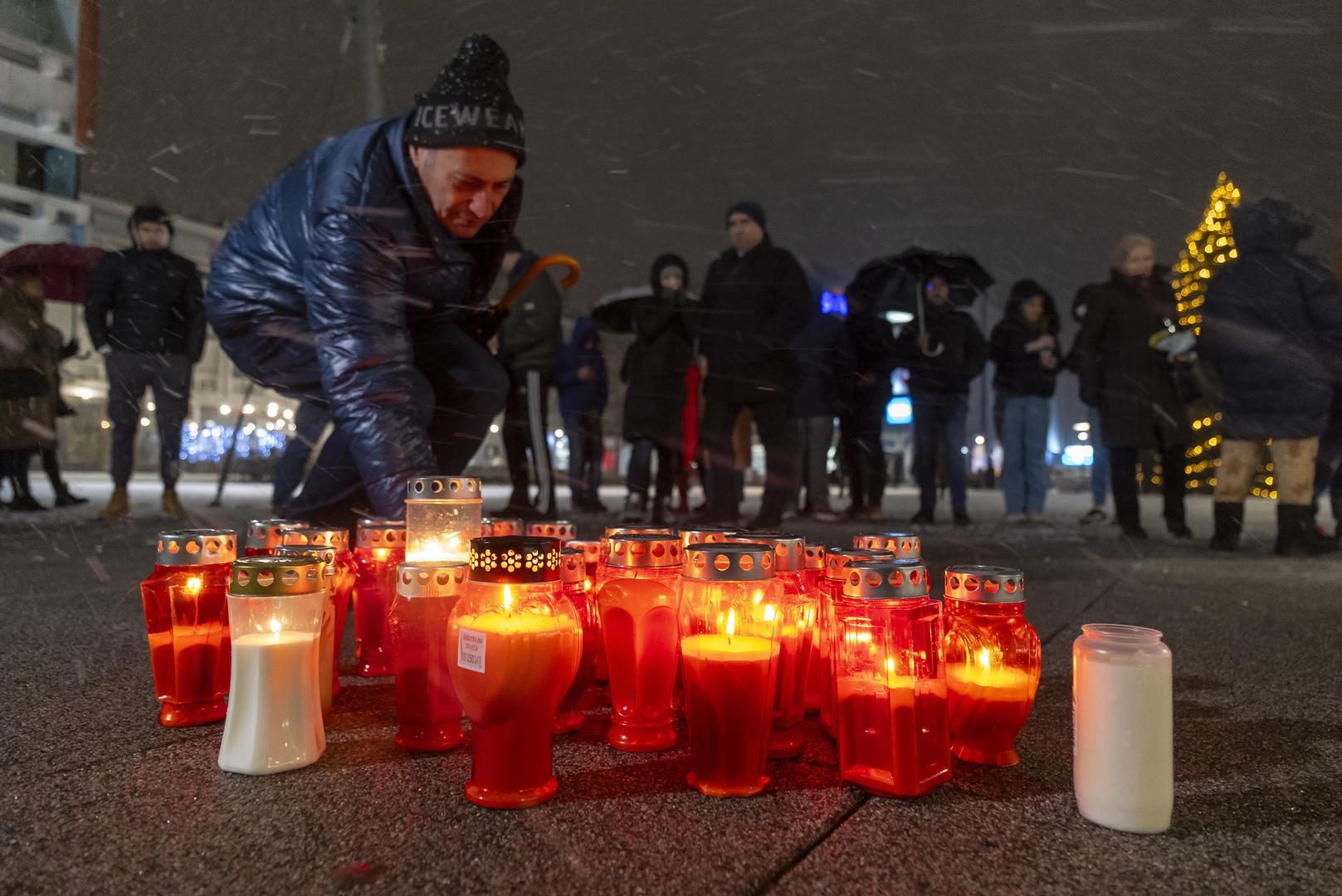 234.12.2024. Osijek - Osjecani na Trgu slobode ispod Jedra paljenjem lampiona izrazili duboku sucut i solidarnost sa zrtvama, njihovim obiteljima, ucenicima, uciteljima i roditeljima OS Precko Photo: Davor Javorovic/PIXSELL