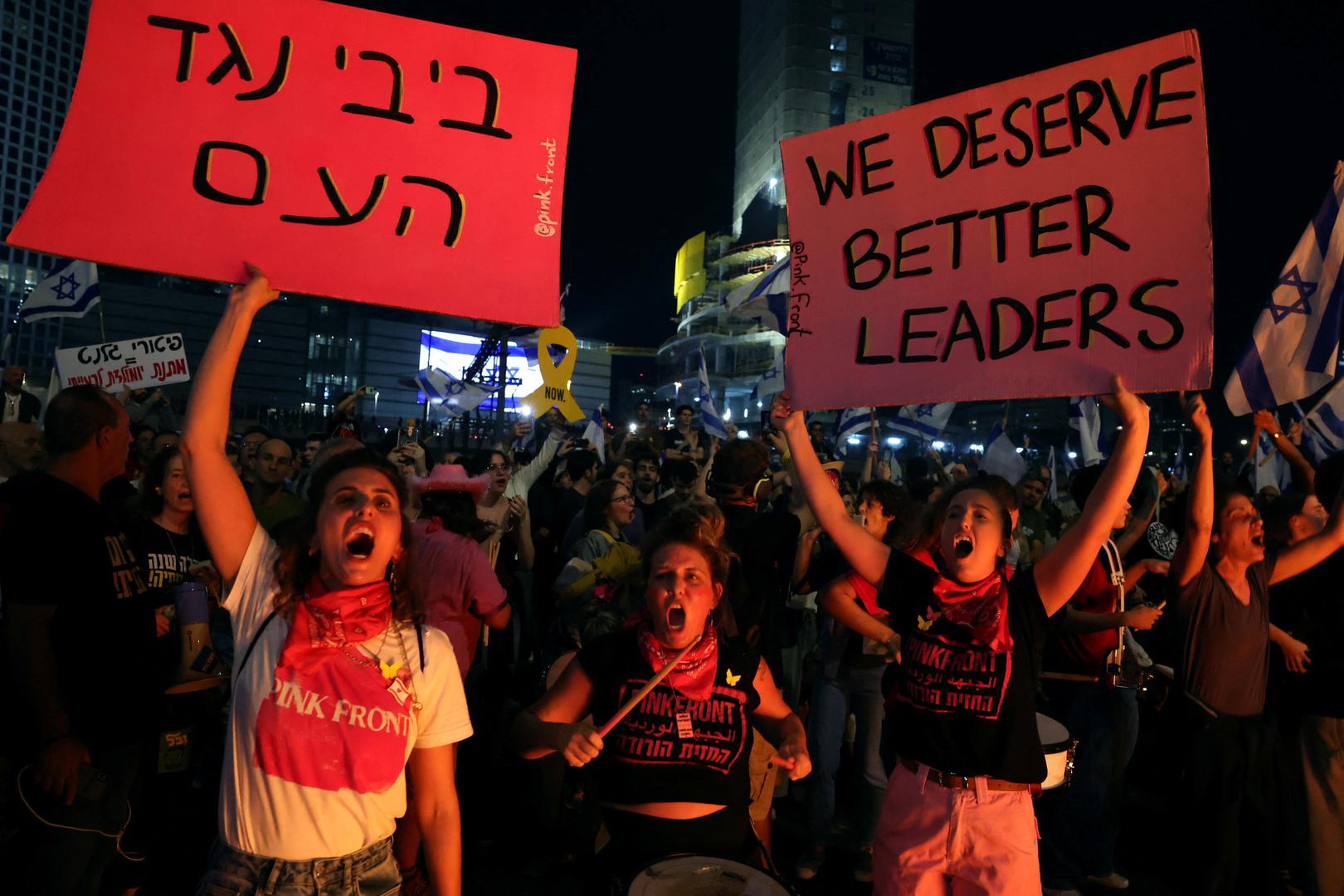 Israelis demonstrate after Israeli Prime Minister Benjamin Netanyahu sacked his defense minister, Yoav Gallant, citing lack of trust, in Tel Aviv, Israel November 5, 2024. REUTERS/Thomas Peter Photo: Thomas Peter/REUTERS