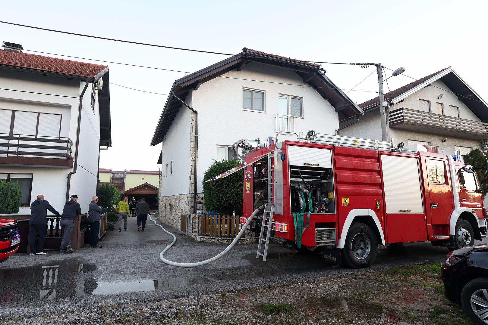 Djelatnici Plinare su započeli s otkopavanjem cijevi, a plin je zatvoren te slijedi daljnje raskapanje.