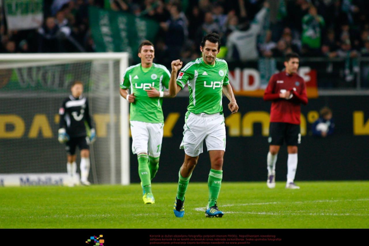 '19.11.2011,Volkswagen Arena, Wolfsburg, GER, 1.FBL, VFL Wolfsburg vs Hannover 96, im Bild jubel von Torschuetzen  Hasan Salihamidzic (Wolfsburg #11)  // during the match from GER, 1.FBL,VFL Wolfsburg