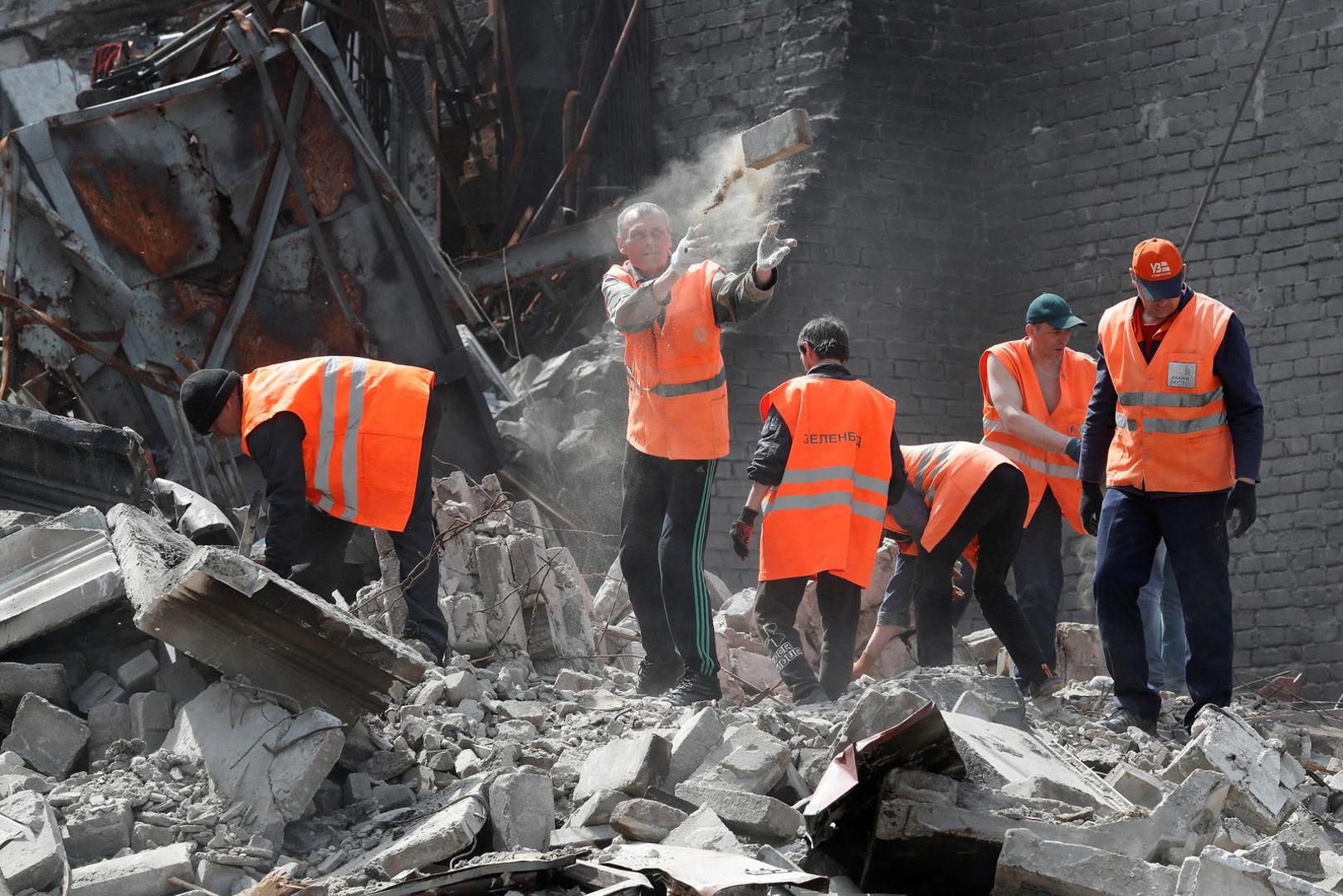 Emergency management specialists and volunteers remove the debris of a theatre building destroyed in the course of Ukraine-Russia conflict in the southern port city of Mariupol, Ukraine April 25, 2022. REUTERS/Alexander Ermochenko Photo: Alexander Ermochenko/REUTERS