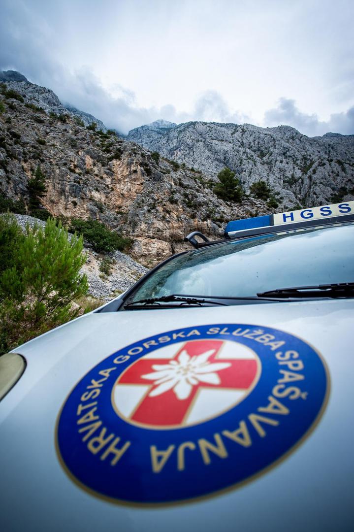 04.08.2020., Makarska - Preko dvjesto clanova HGSS-a vec peti dan traga za Poljakom koji je nestao na Biokovu na najnepristupacnijem podrucju te planine, s liticama visine i do 500 metara.
Angazirano je i sest bespilotnih letjelica, tri potrazna tima s psima, kao i helikopter HRZ-a, te brojna lovacka i planinarska drustva koja su se dobrovoljno javila i ponudila pomoc.
Photo: Milan Sabic/PIXSELL