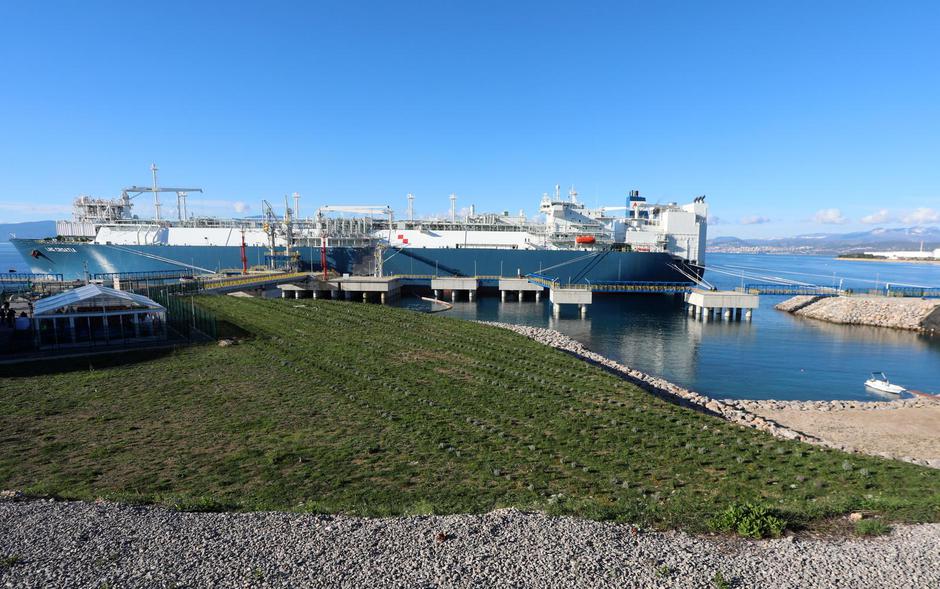 Plenković u društvu Nehmmera i Soedera obišao LNG terminal na Krku