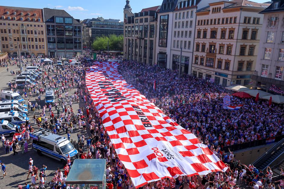 U Leipzig stigla najveća hrvatska navijačka zastava dugačka 107 metara