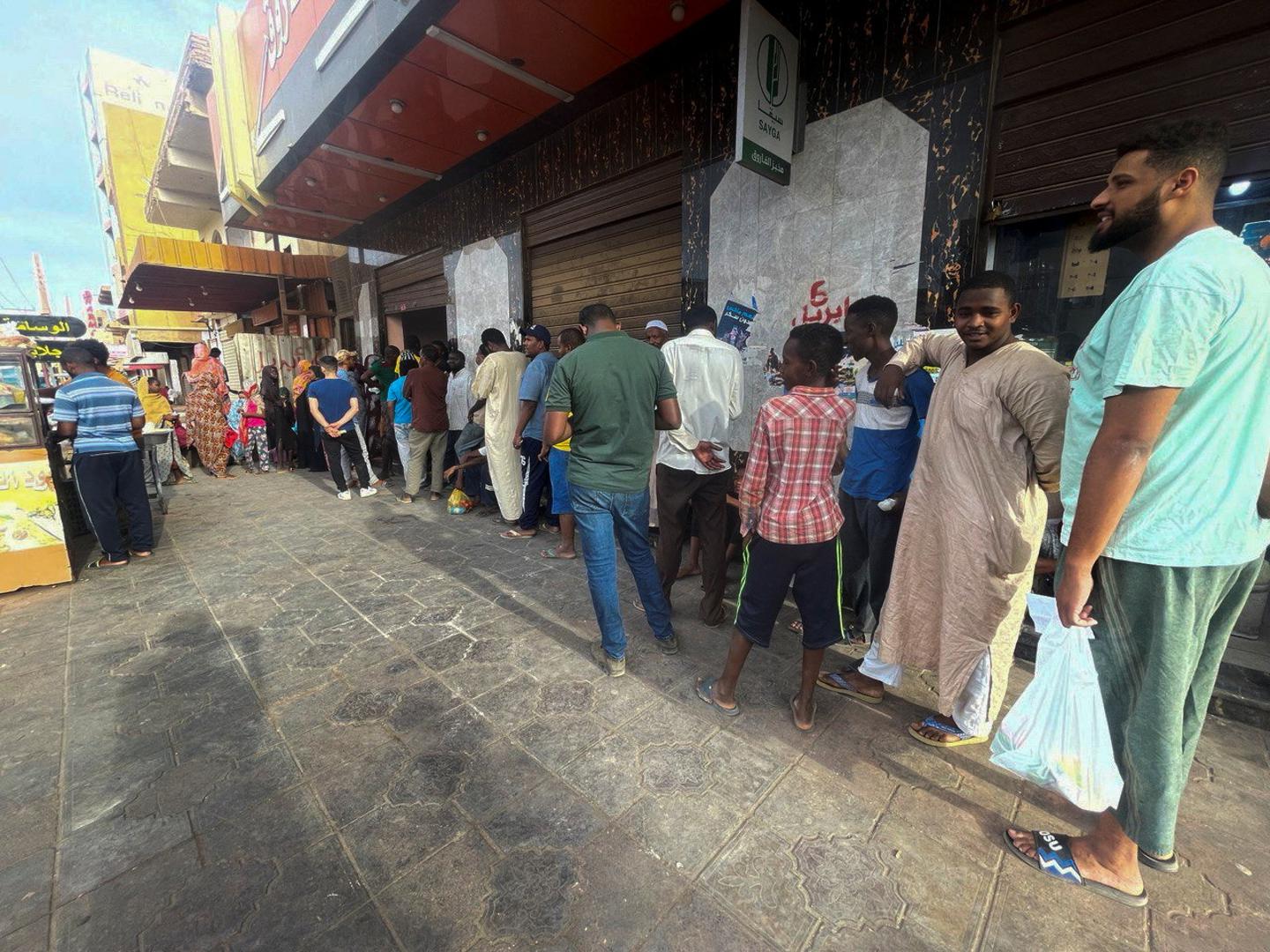 People gather to get bread during clashes between the paramilitary Rapid Support Forces and the army in Khartoum, Sudan April 18, 2023. REUTERS/El-Tayeb Siddig Photo: EL TAYEB SIDDIG/REUTERS