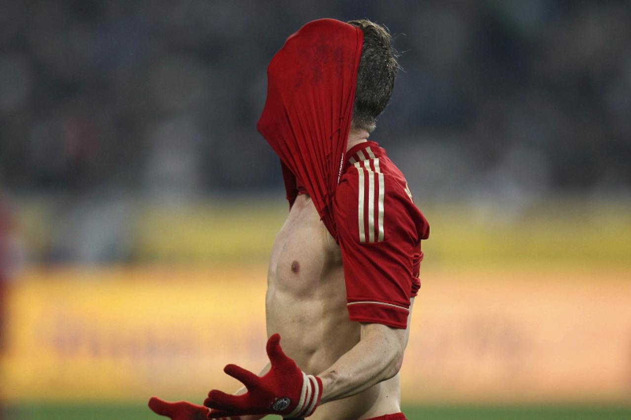 'Bayern Munich\'s Bastian Schweinsteiger reacts during their German Bundesliga first division soccer match against Borussia Moenchengladbach in Moenchengladbach January 20, 2012. REUTERS/Alex Domanski