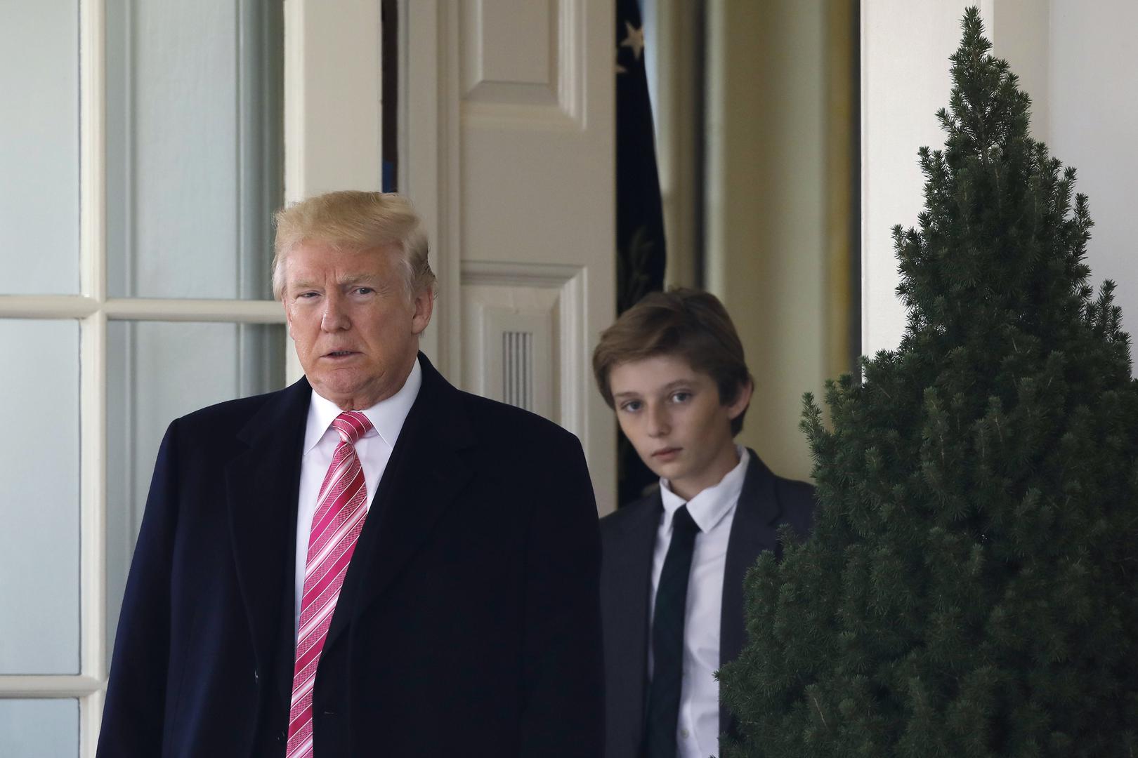 "Vjerujem da će Drumstick biti vrlo zadovoljna", kazao je Donald Trump nakon što je pomilovao puricu. U ružičnjak je stigao u pratnji supruge Melanije i njihova sina Barrona (11). 