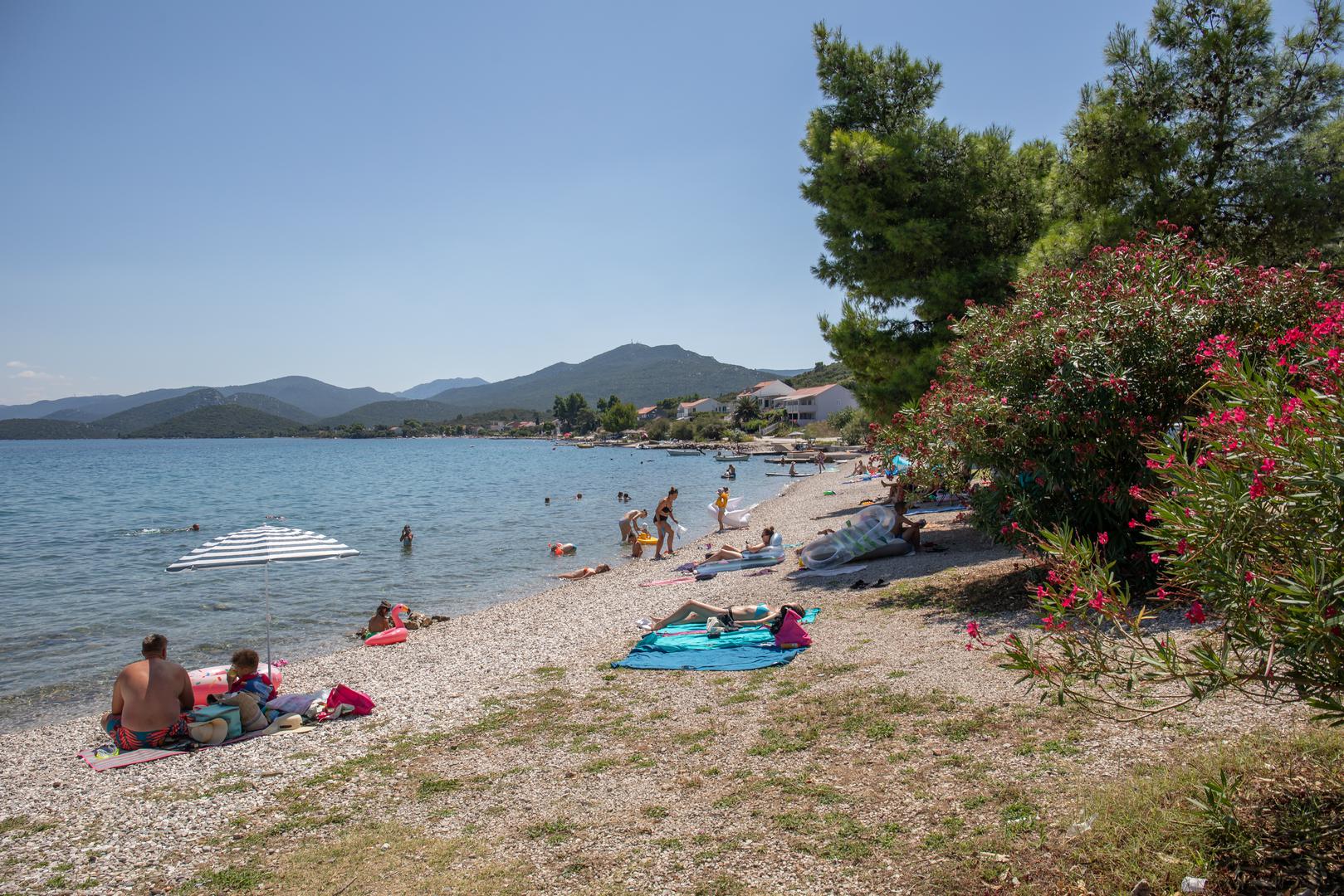 DOK TURISTI UŽIVAJU u čistom moru Drača, u okolnim vinogradima zrije grožđe za kvalitetna i vrhunska pelješka vina. U lokalnoj vinariji, najstarijoj na poluotoku, godišnje proizvedu oko 250.000 litara... 