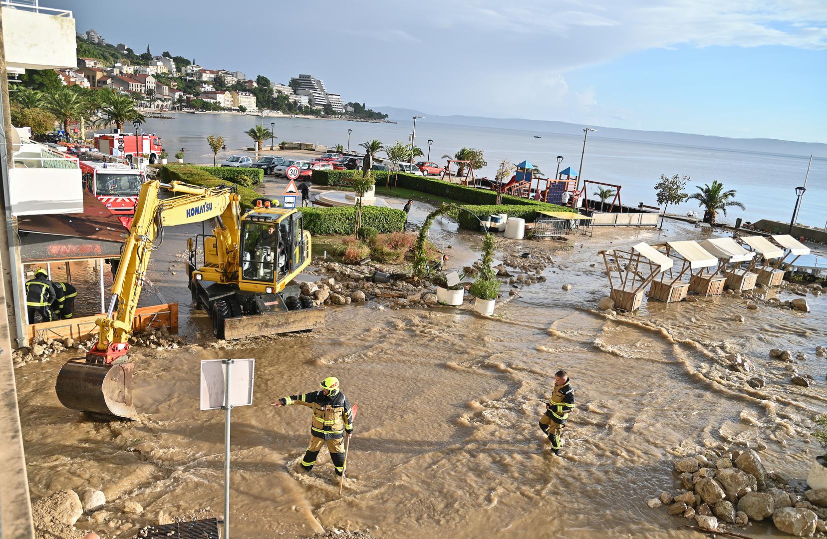 05.10.2024., Podgora - Jako nevrijeme gdje je palo do 140 litara kise po cetvornom metru strovilo je bujice na ulicama Podgore. Photo: Matko Begovic/PIXSELL