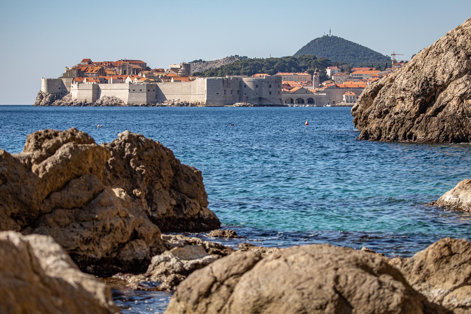 3. Sveti Jakov, Dubrovnik: Udaljen je 30 minuta hoda od Starog grada i pješačenja niz - i natrag - 160 kamenih stuba, ali Sveti Jakov vam daje malo prostora za disanje od užurbanosti glavne dubrovačke plaže. Dobivate veličanstven pogled na Stari grad ograđen zidinama, koji je još spektakularniji kako sunce zalazi. 