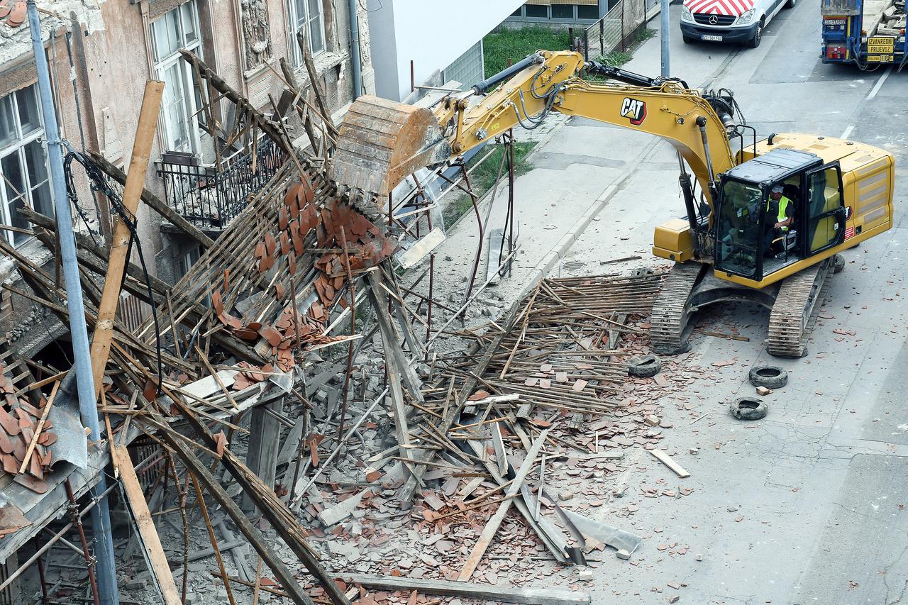 Sisak: Počelo rušenje kuće u Frankopanskoj ulici